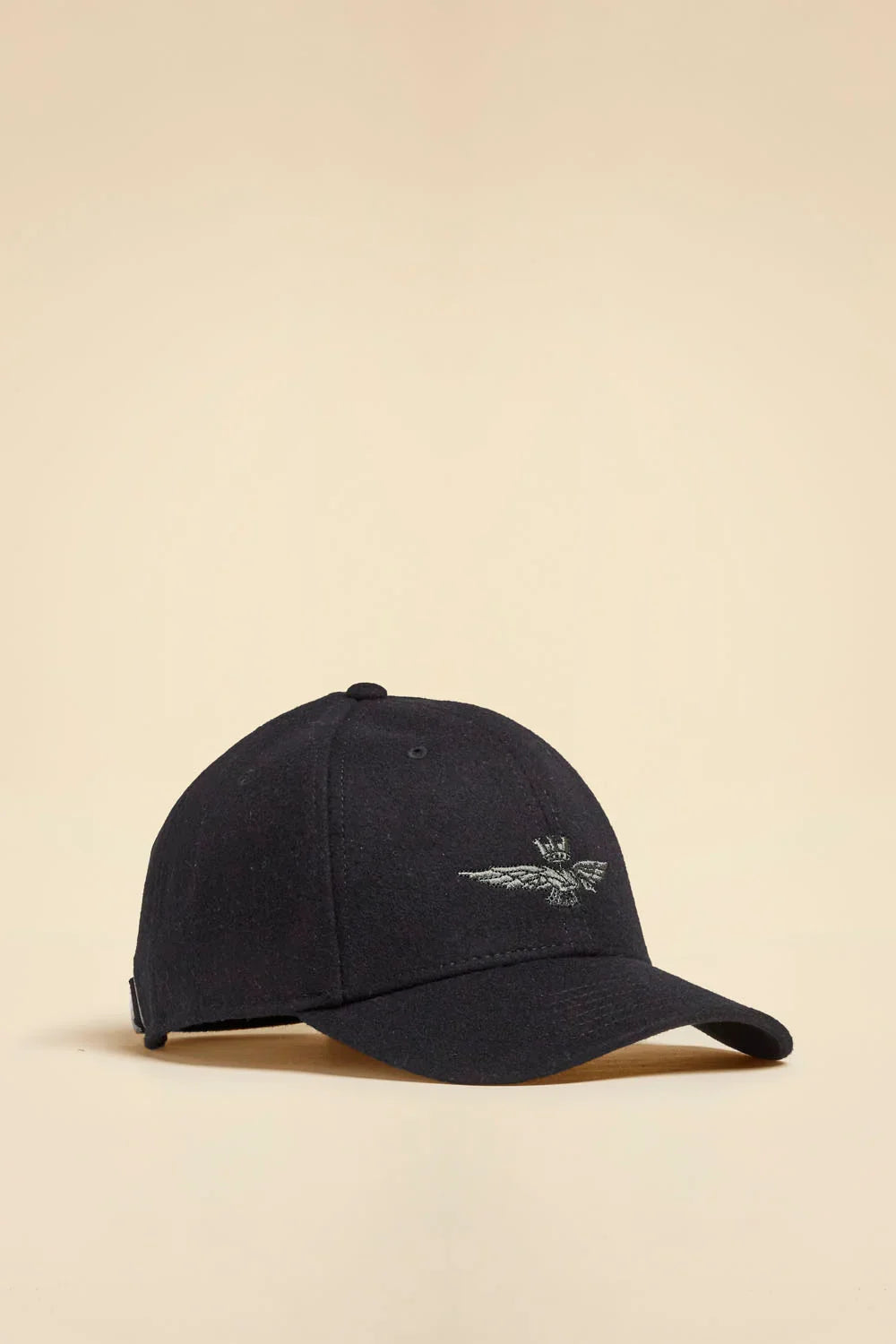 Cappellino nero in panno con logo ricamato sul davanti, stile casual uomo.