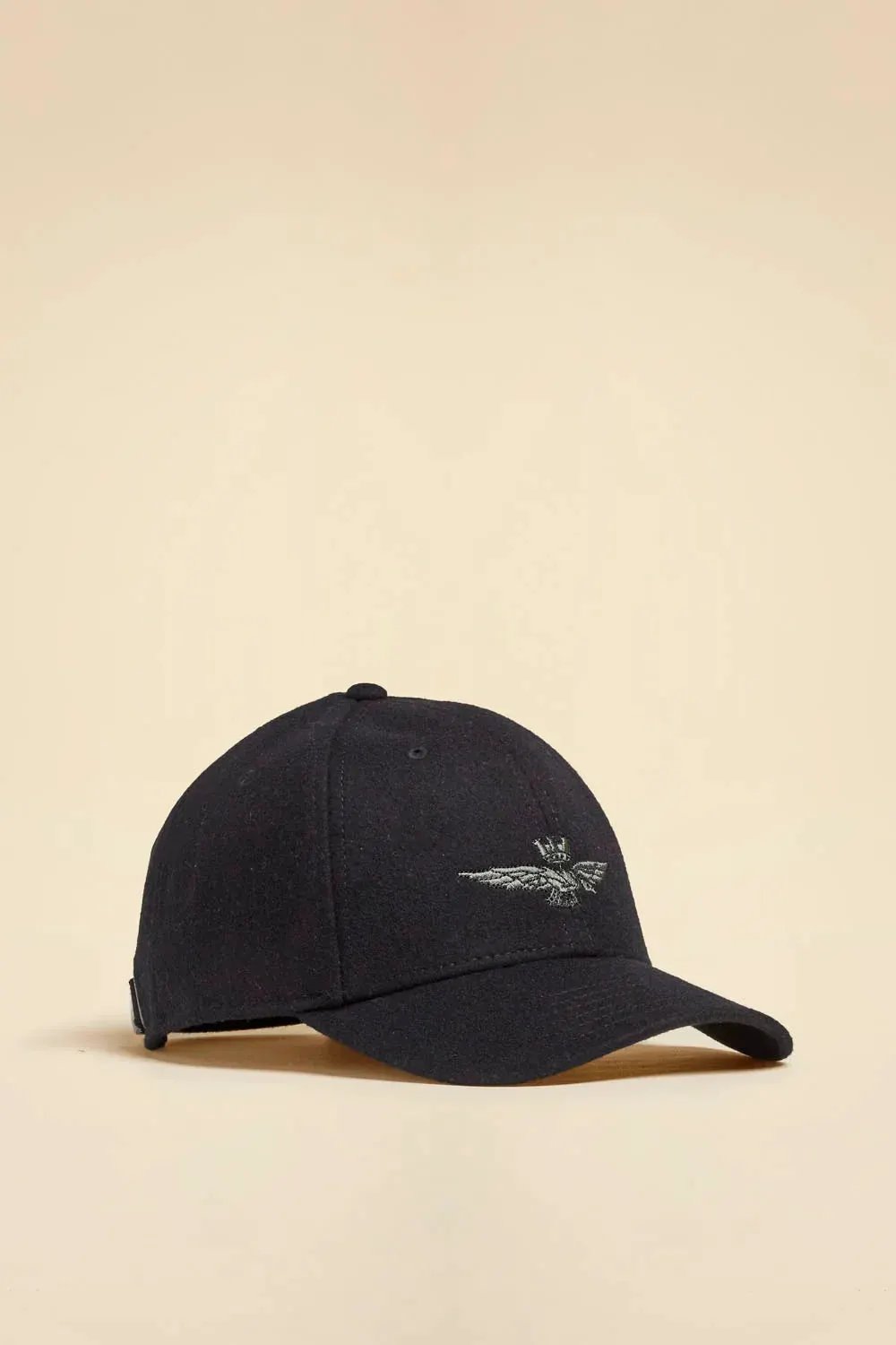 Cappellino nero in panno con logo ricamato sul davanti, stile casual uomo.