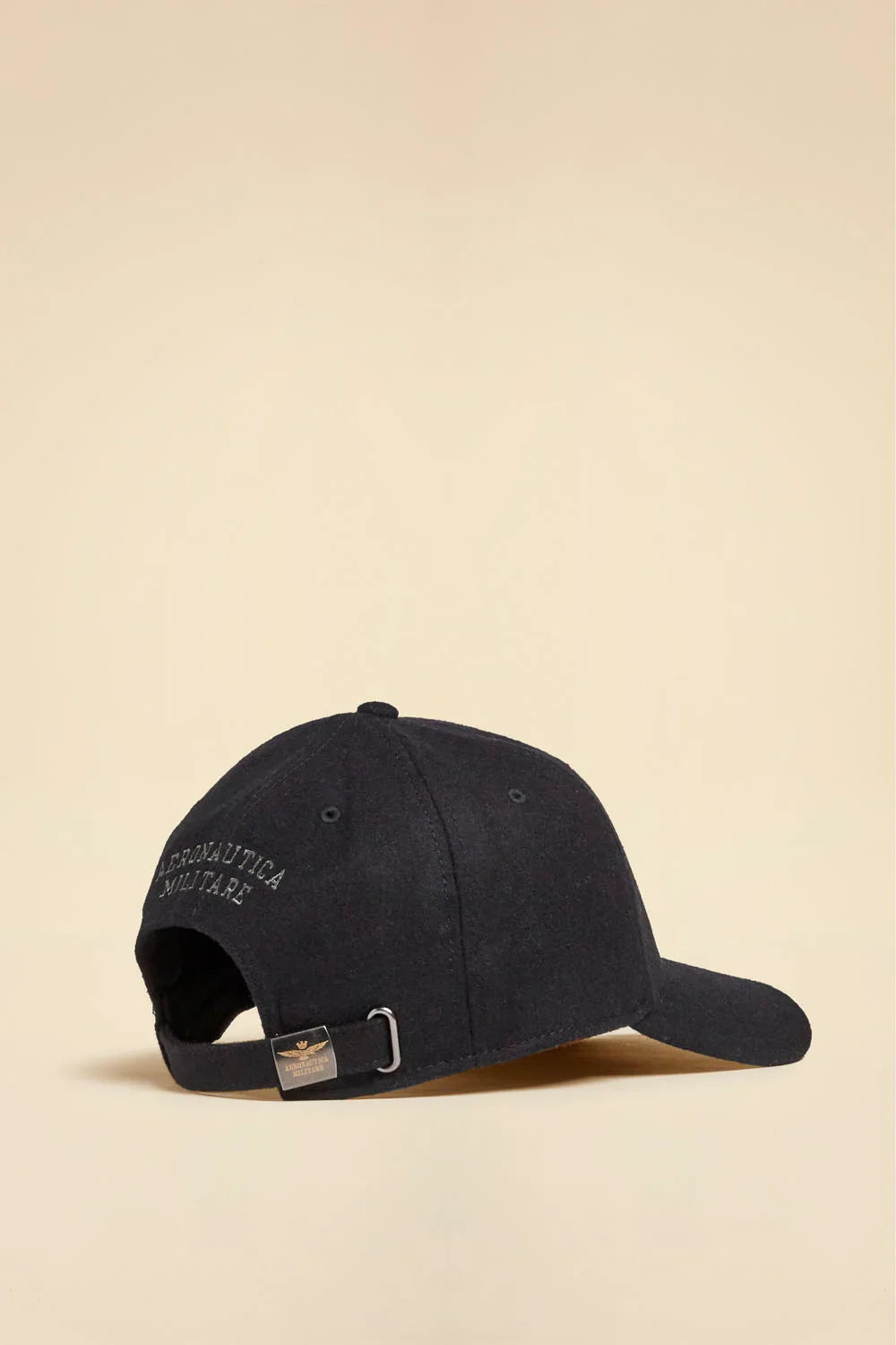 Cappellino nero in panno con ricamo Aeronautica Militare e chiusura regolabile