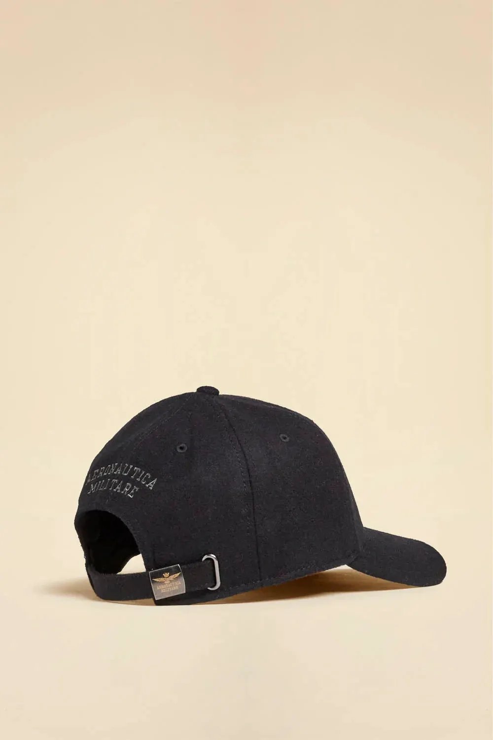 Cappellino nero in panno con ricamo Aeronautica Militare e chiusura regolabile