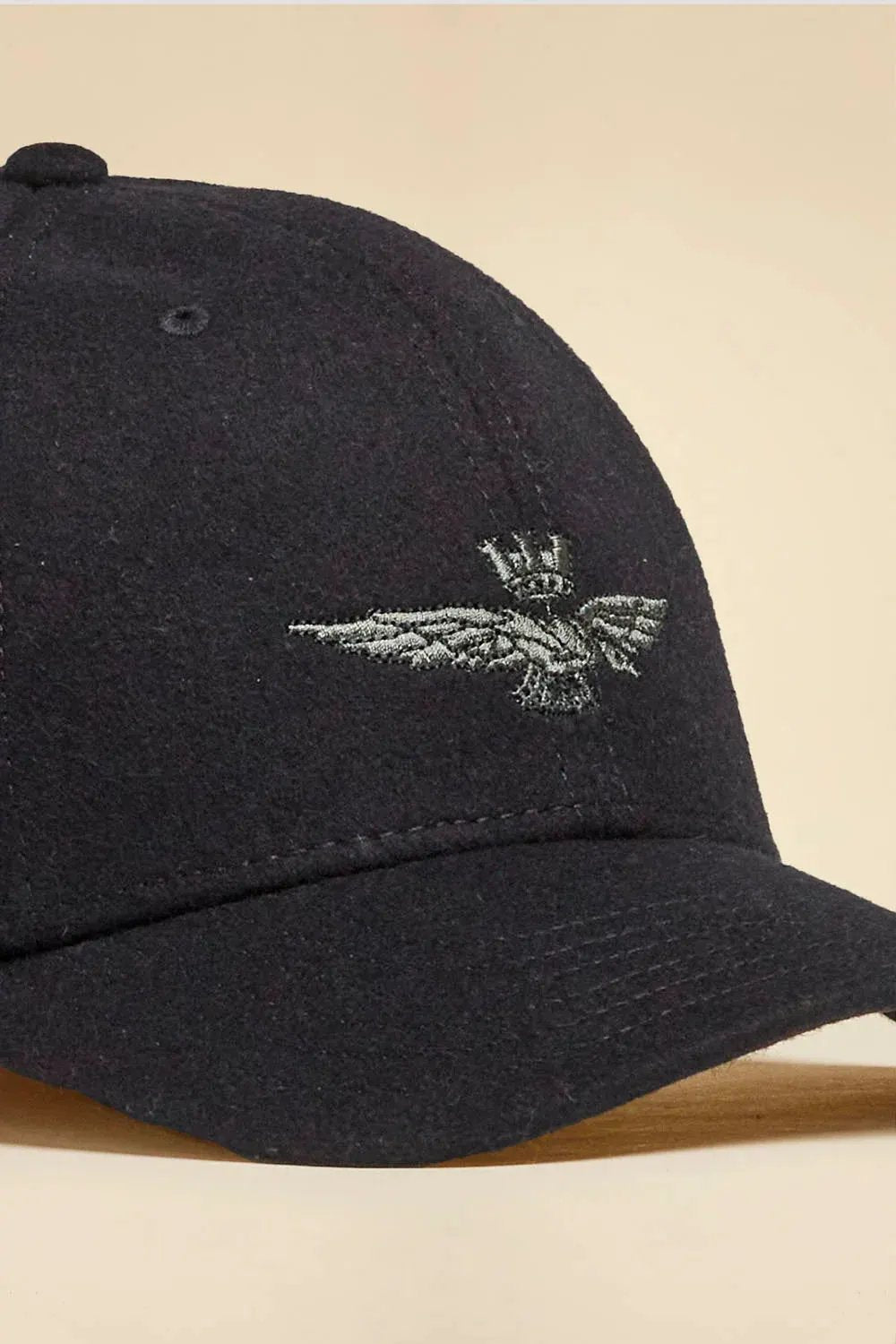 Cappellino nero in panno con ricamo aquila, accessorio moda uomo elegante