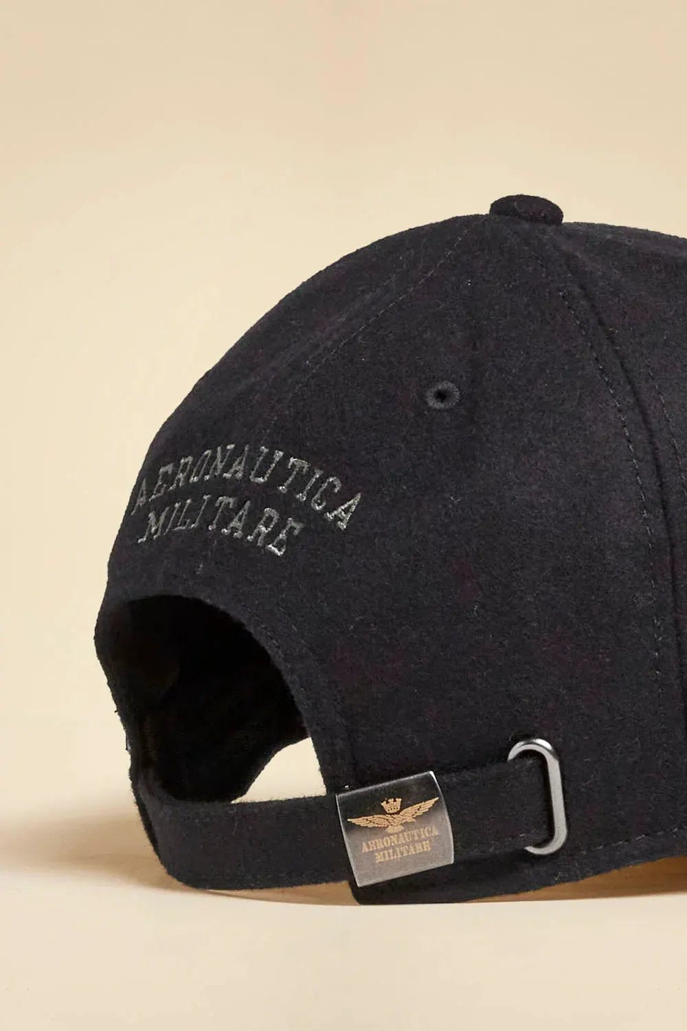 Cappellino nero in panno con ricamo Aeronautica Militare e chiusura regolabile metallica.