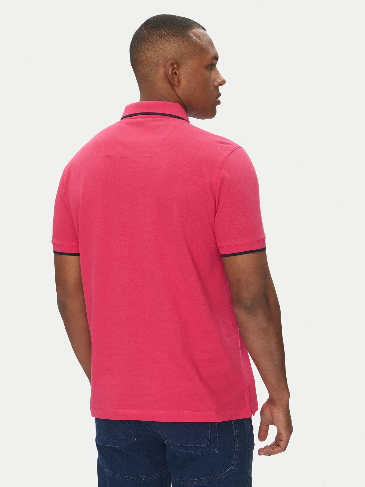 Polo basic uomo cotone magenta maniche corte, dettagli neri sui bordi delle maniche e colletto.