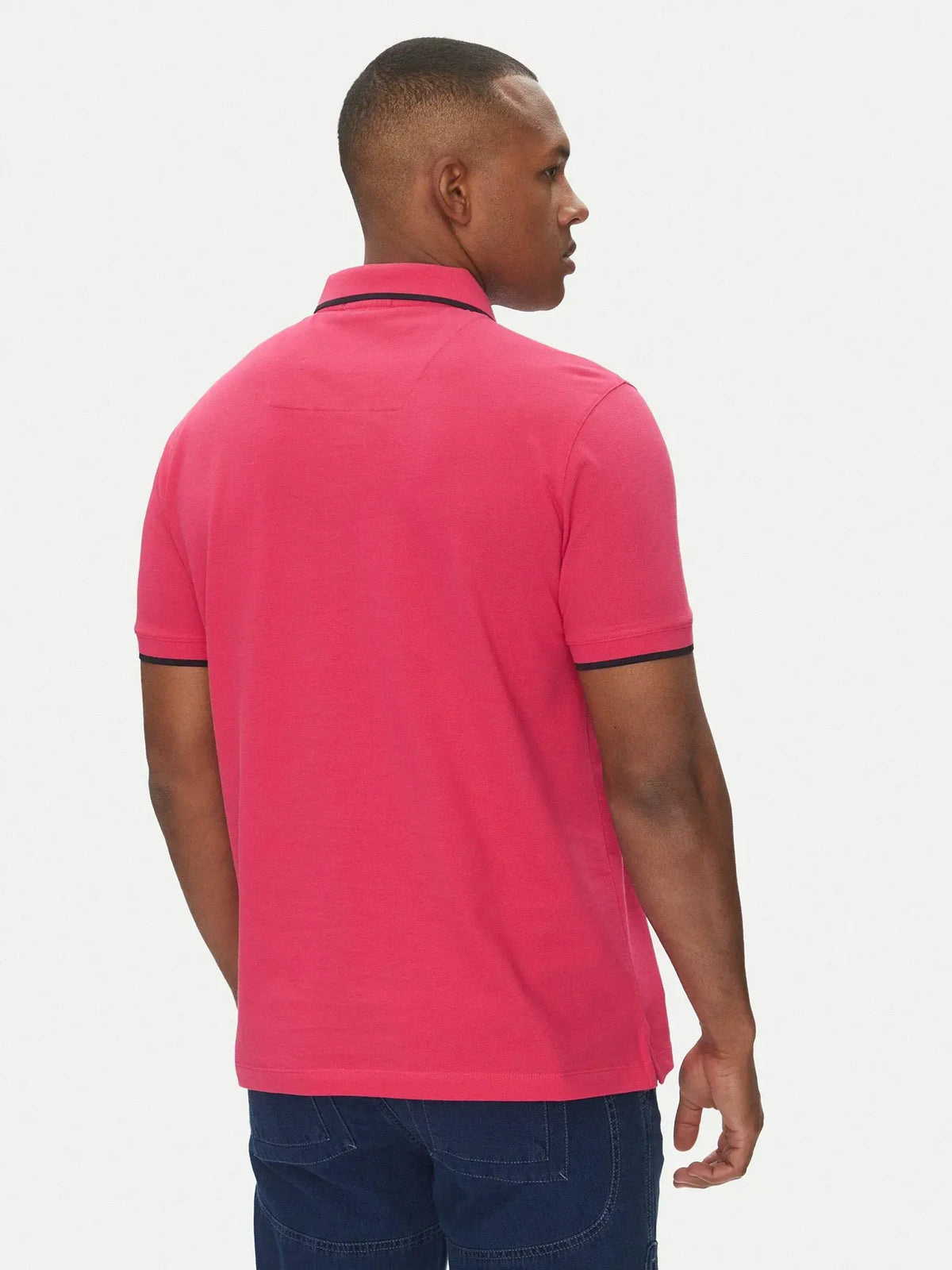 Polo basic uomo cotone magenta maniche corte, dettagli neri sui bordi delle maniche e colletto.