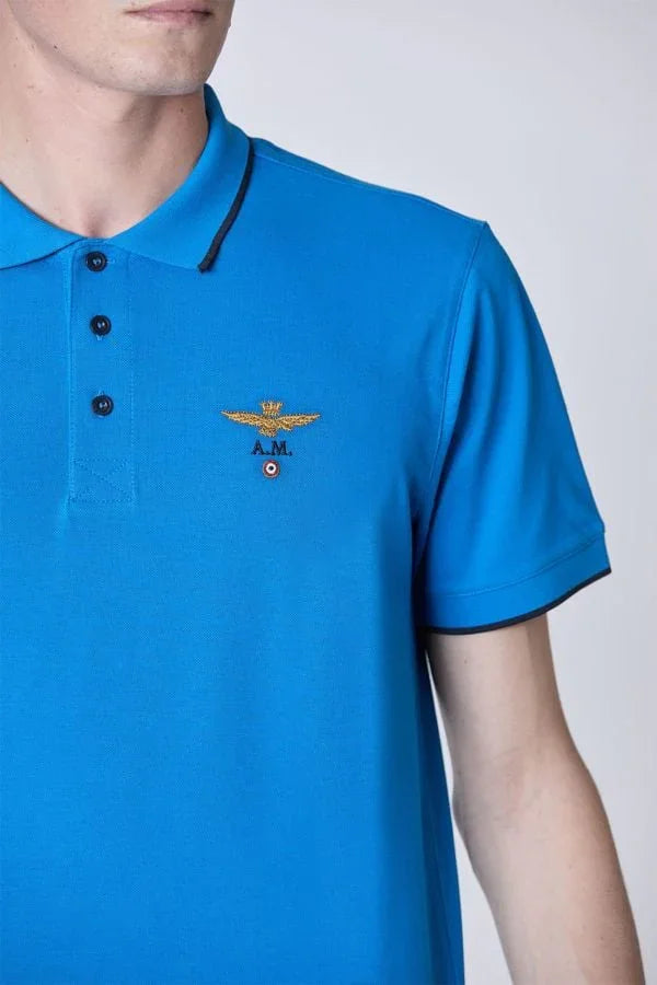 Polo uomo blu cotone, logo ricamato A.M., colletto con bordo scuro, stile casual