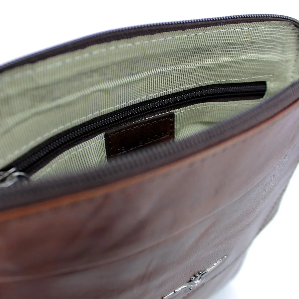 Interno borsello uomo in pelle marrone con zip e fodera chiara, accessorio moderno elegante