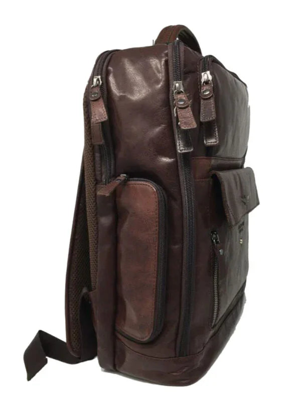 Zaino in pelle marrone da uomo con tasche multiple e zip, stile elegante e moderno.