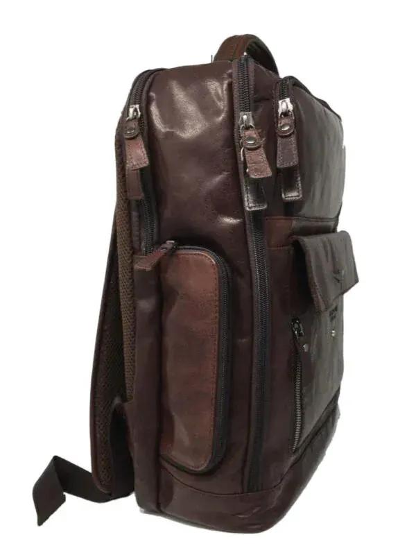 Zaino in pelle marrone da uomo con tasche multiple e zip, stile elegante e moderno.