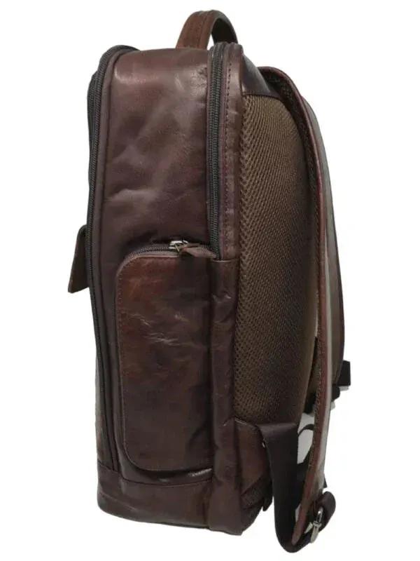 Zaino uomo in pelle marrone con tasca frontale e schienale traspirante, stile elegante.