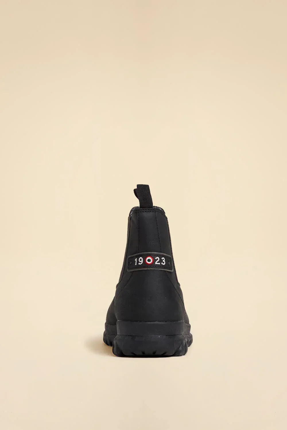 Polacchino nero senza lacci da uomo, dettaglio posteriore con patch 1923 e suola carrarmato.