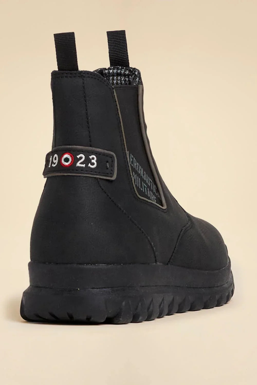 Polacchino uomo nero senza lacci con elastico laterale, suola carrarmato e dettaglio 1923.