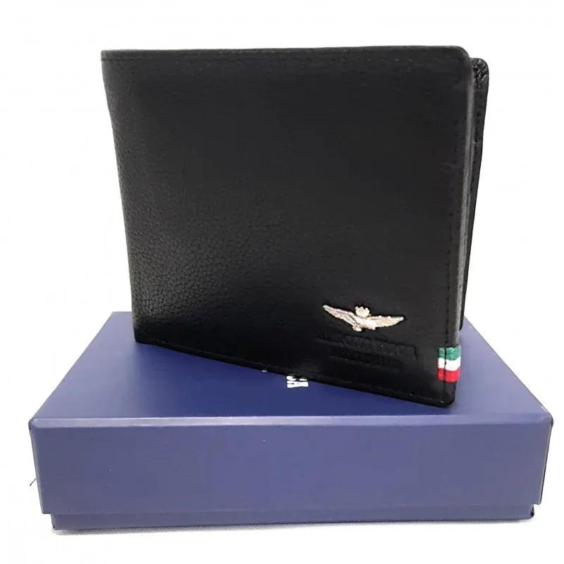 Portafoglio uomo in pelle nera con logo metallico e dettaglio tricolore, su scatola blu.