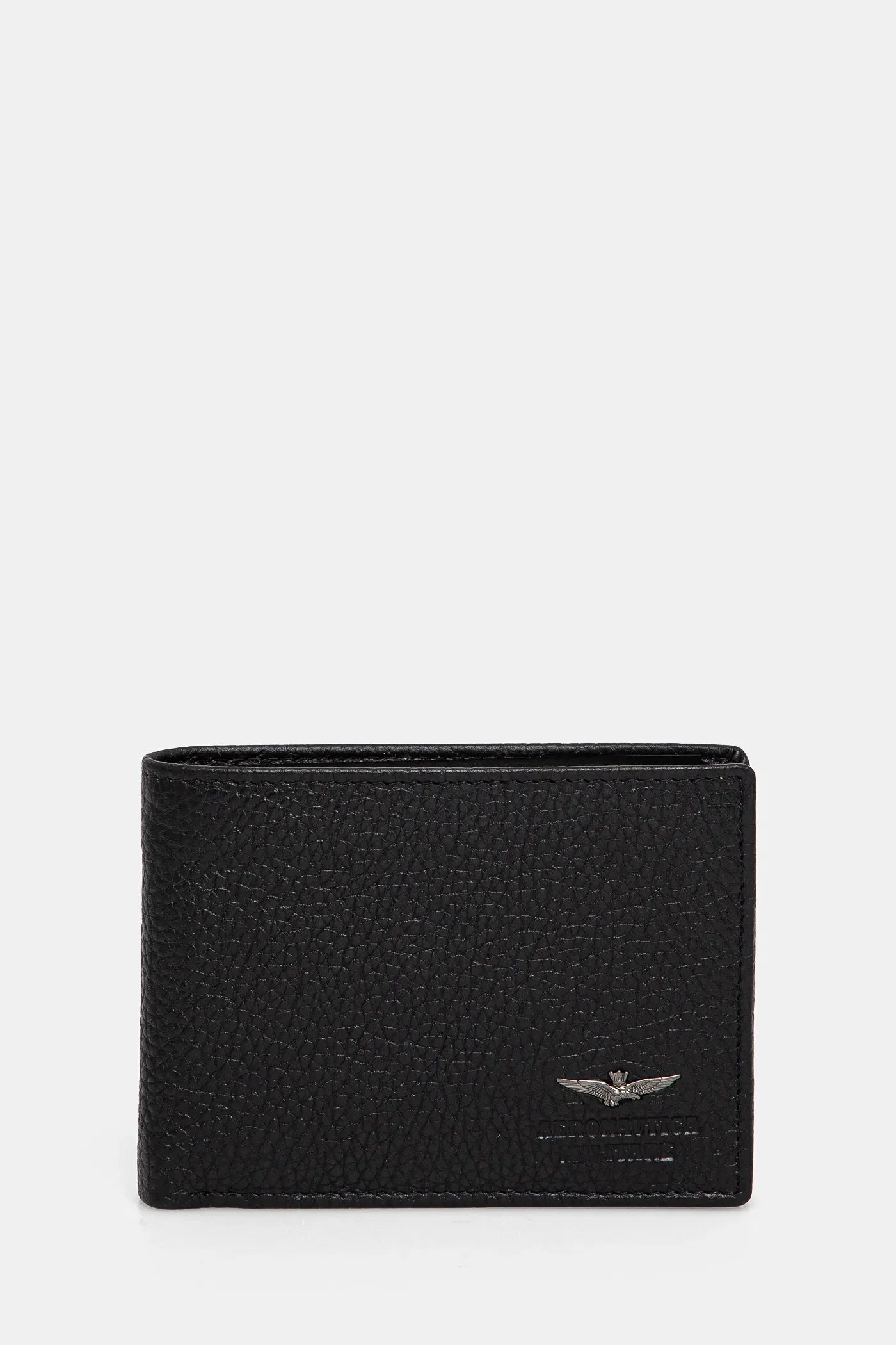 Portafoglio uomo in pelle nera con logo metallizzato su fondo neutro, accessorio elegante