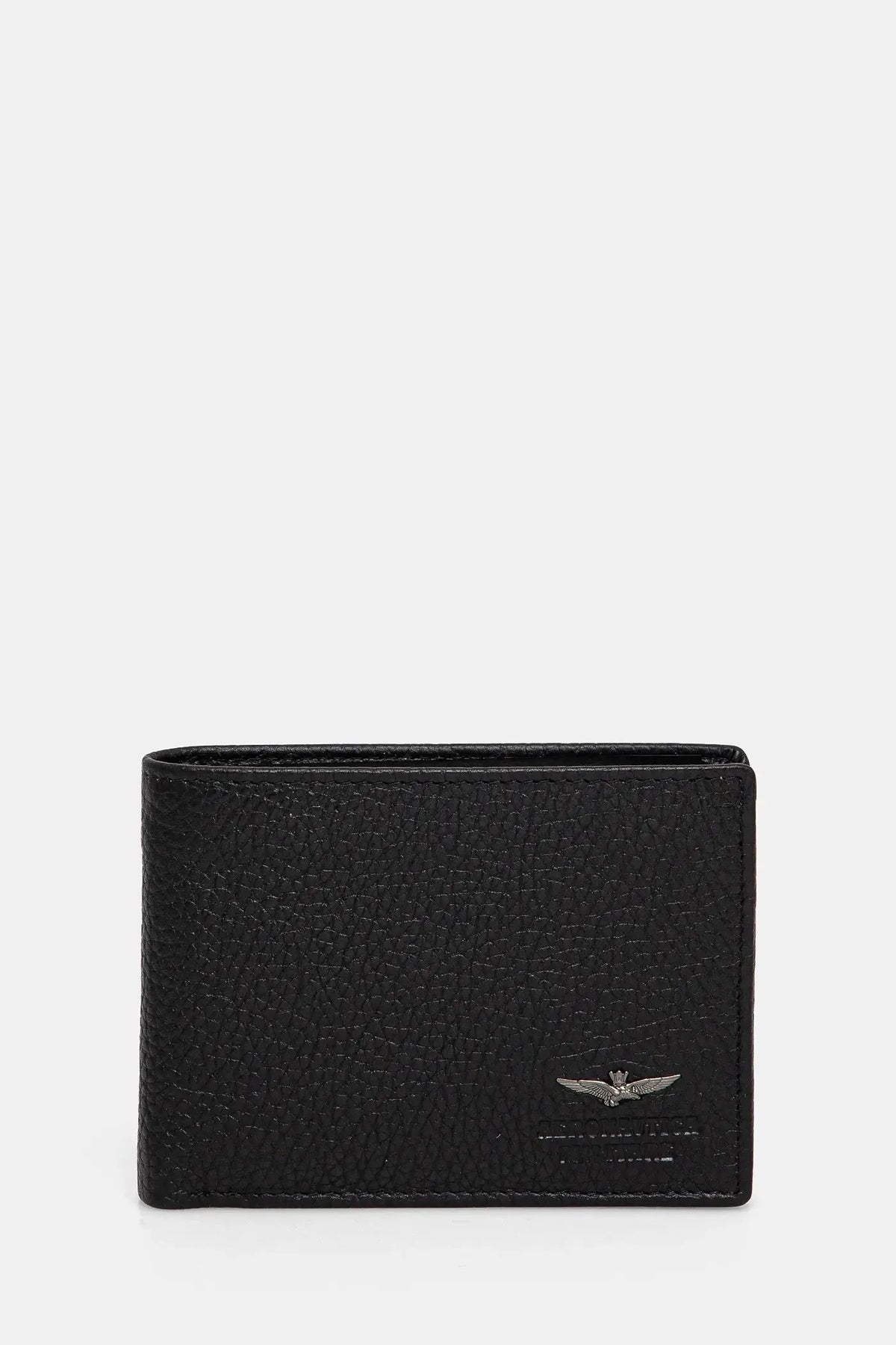 Portafoglio uomo in pelle nera con logo metallizzato su fondo neutro, accessorio elegante