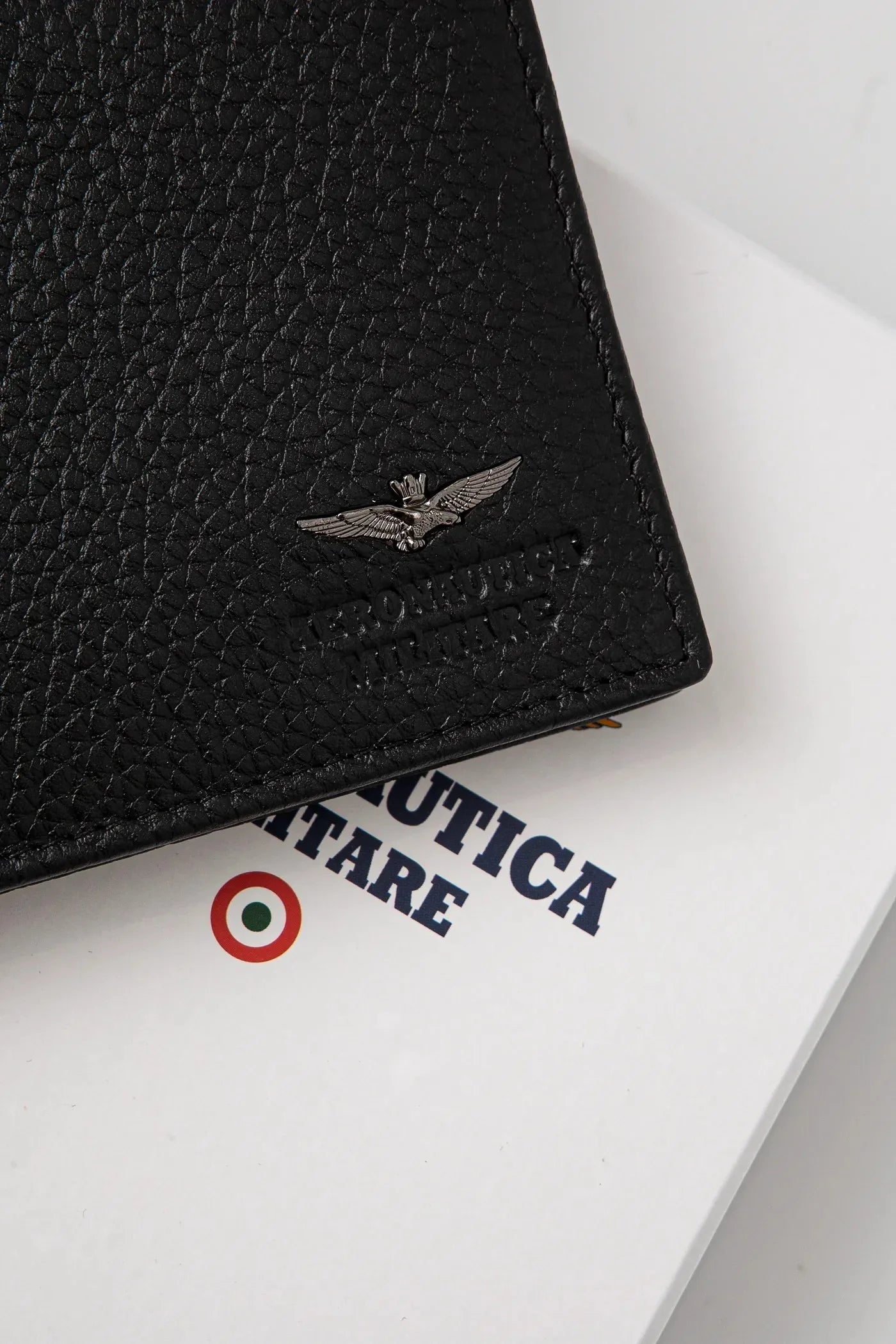 Portafoglio uomo nero in pelle con logo in rilievo e incisione, stile elegante
