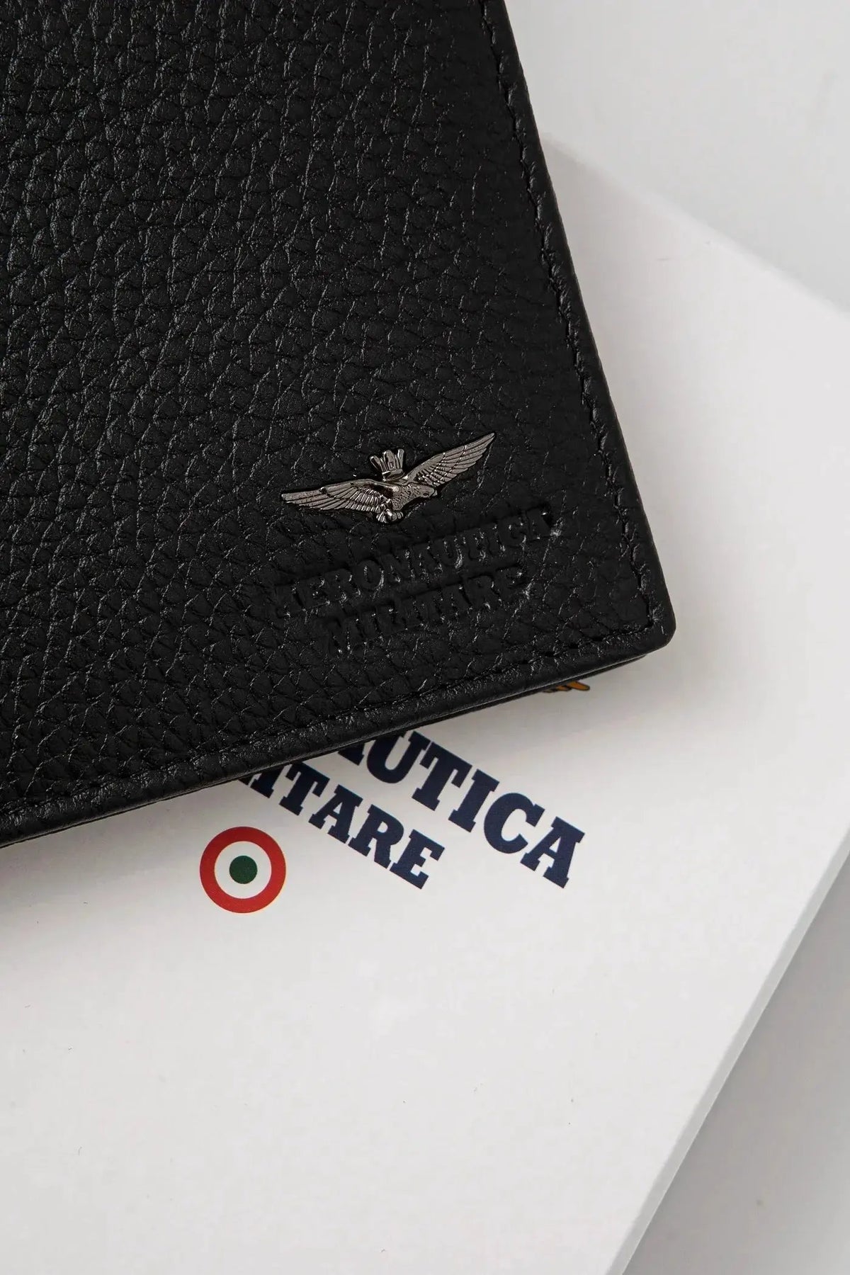 Portafoglio uomo nero in pelle con logo in rilievo e incisione, stile elegante