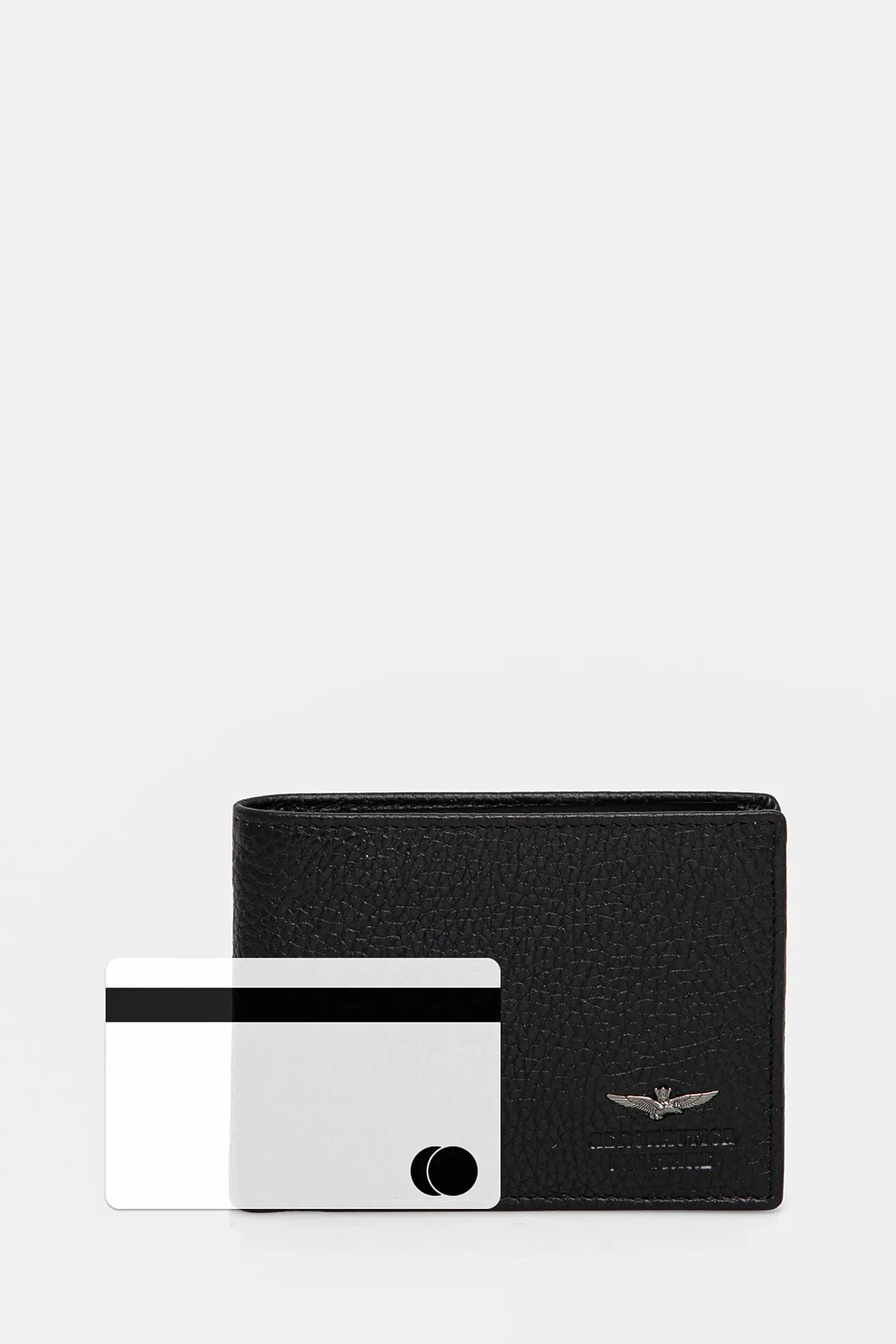 Portafoglio uomo nero in pelle con logo metallico e carta di credito sul davanti