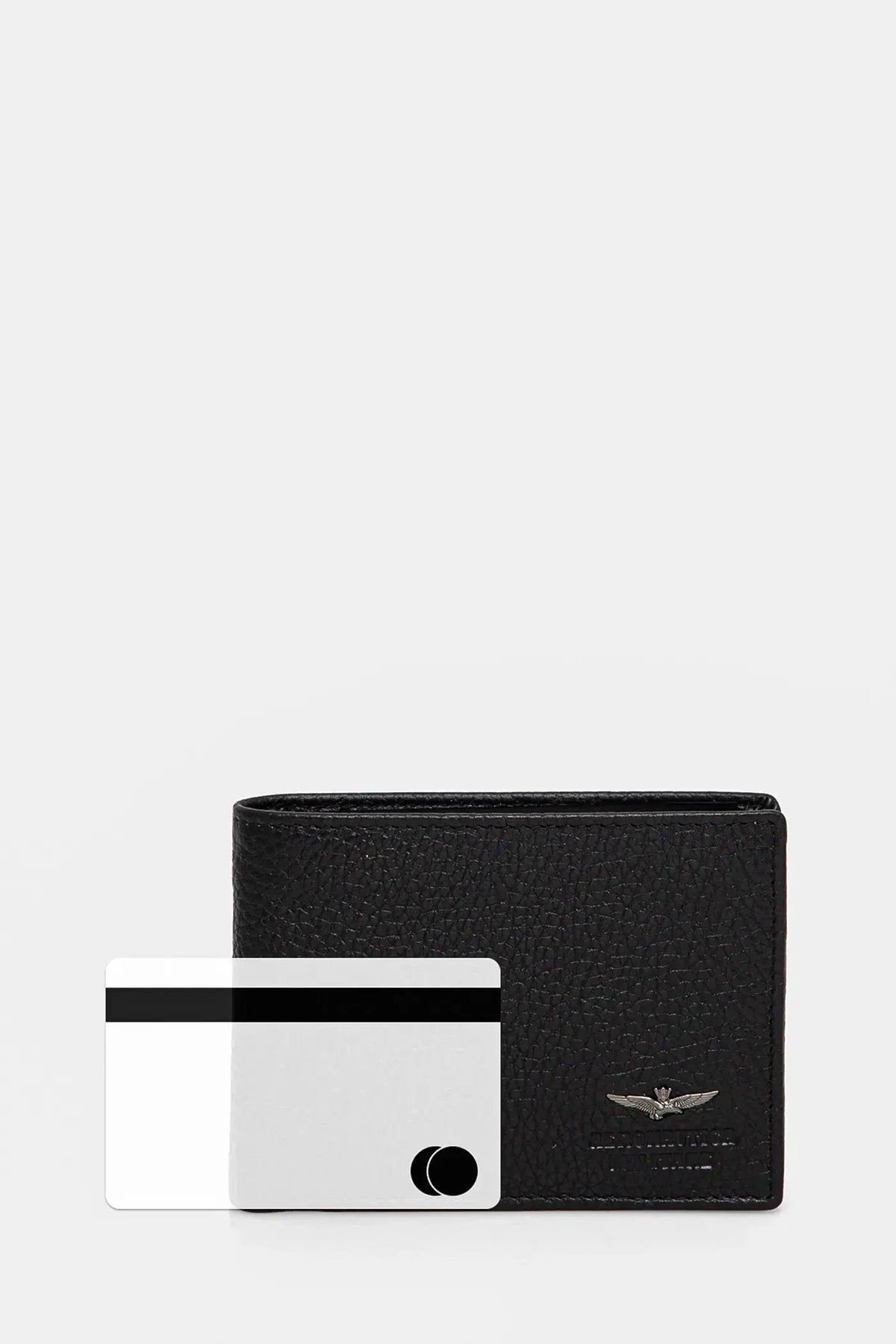 Portafoglio uomo nero in pelle con logo metallico e carta di credito sul davanti