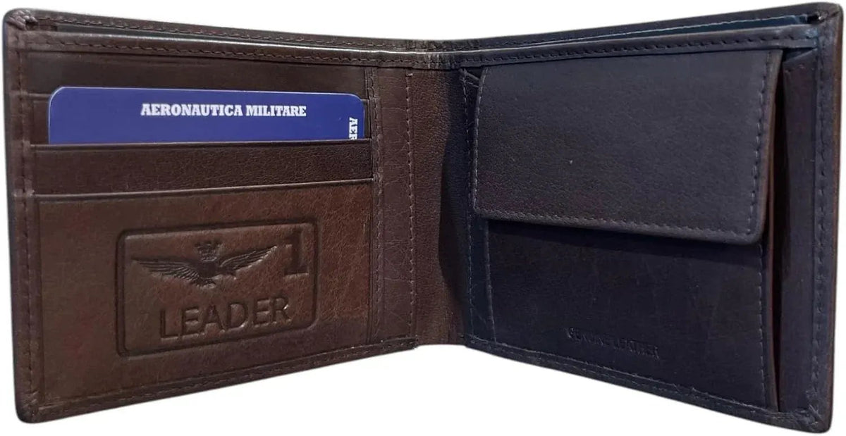 Portafoglio uomo in pelle marrone con porta carte, logo inciso e scomparto portamonete.