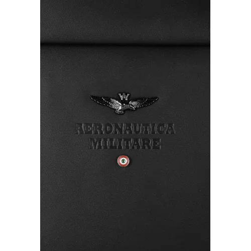 Dettaglio borsa computer nera in pelle con stemma e logo Aeronautica Militare in rilievo.