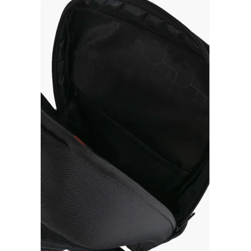 Interno di borsa porta computer nera, tessuto resistente e tasca organizer.