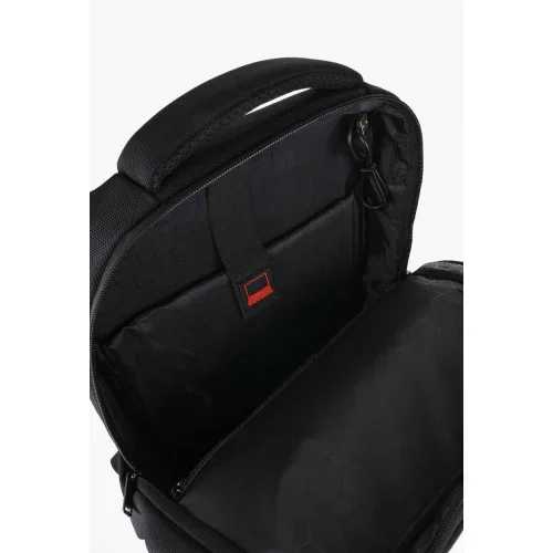 Interno borsa porta computer nera, scomparto imbottito e chiusura con velcro, design moderno.