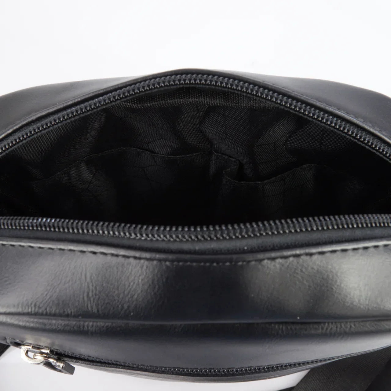 Interno borsa tracolla nera uomo con zip e scomparti, accessorio moda elegante