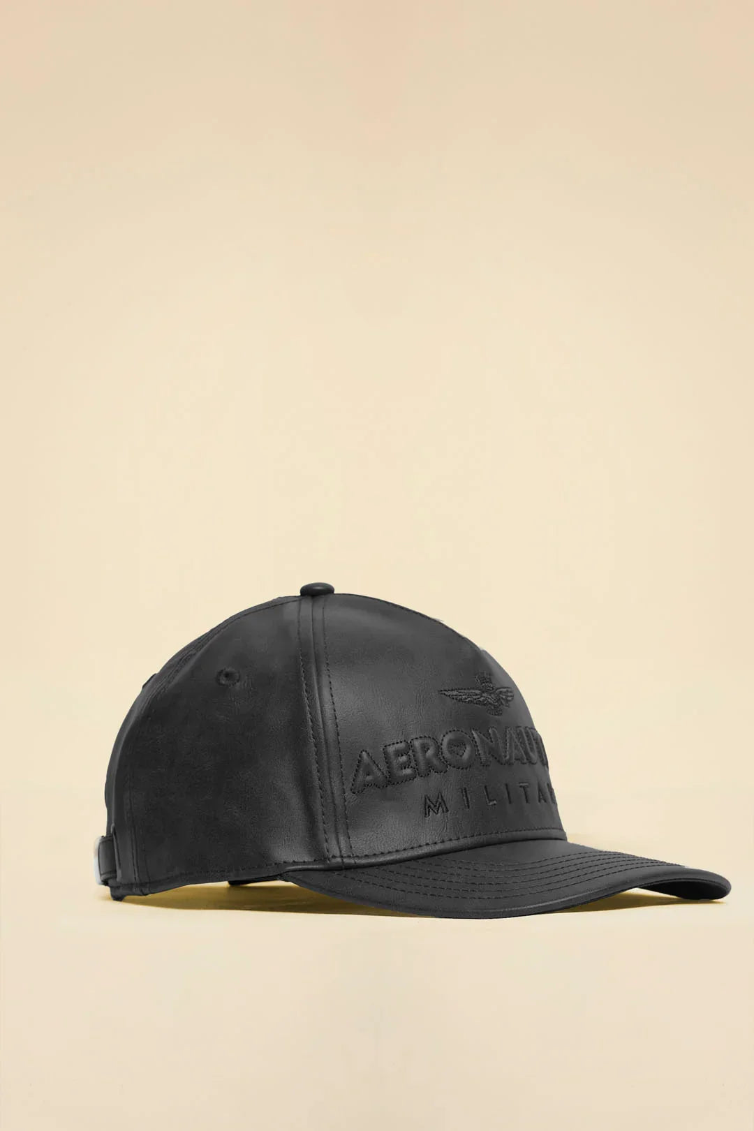 Cappellino nero in ecopelle con logo Aeronautica Militare ricamato, stile casual uomo.