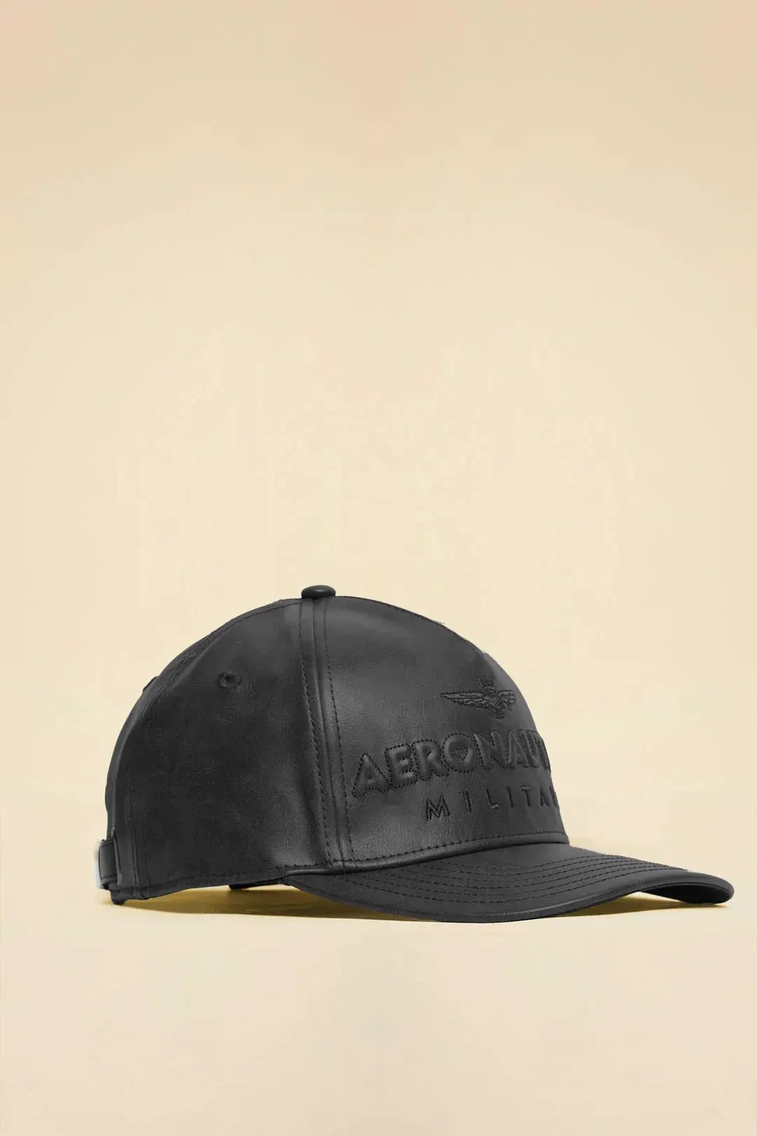 Cappellino nero in ecopelle con logo Aeronautica Militare ricamato, stile casual uomo.
