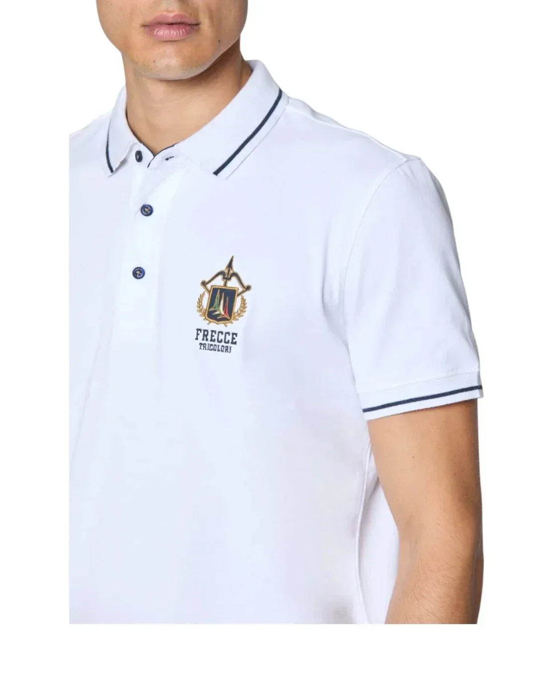 Polo bianca uomo in cotone con logo Frecce Tricolori ricamato e profili blu su colletto e maniche.