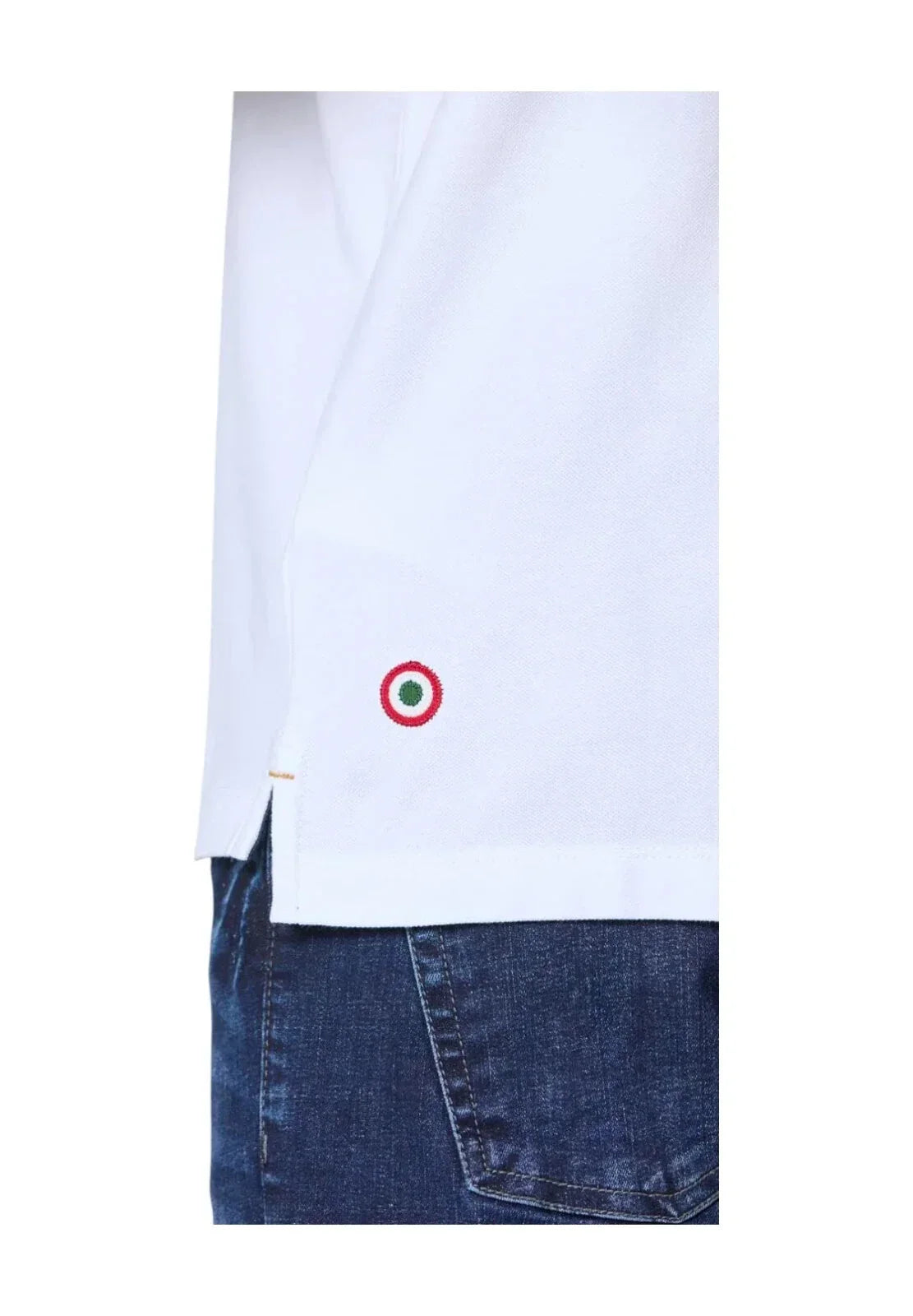Dettaglio polo bianca in cotone con bordo ricamato e pantaloni jeans uomo