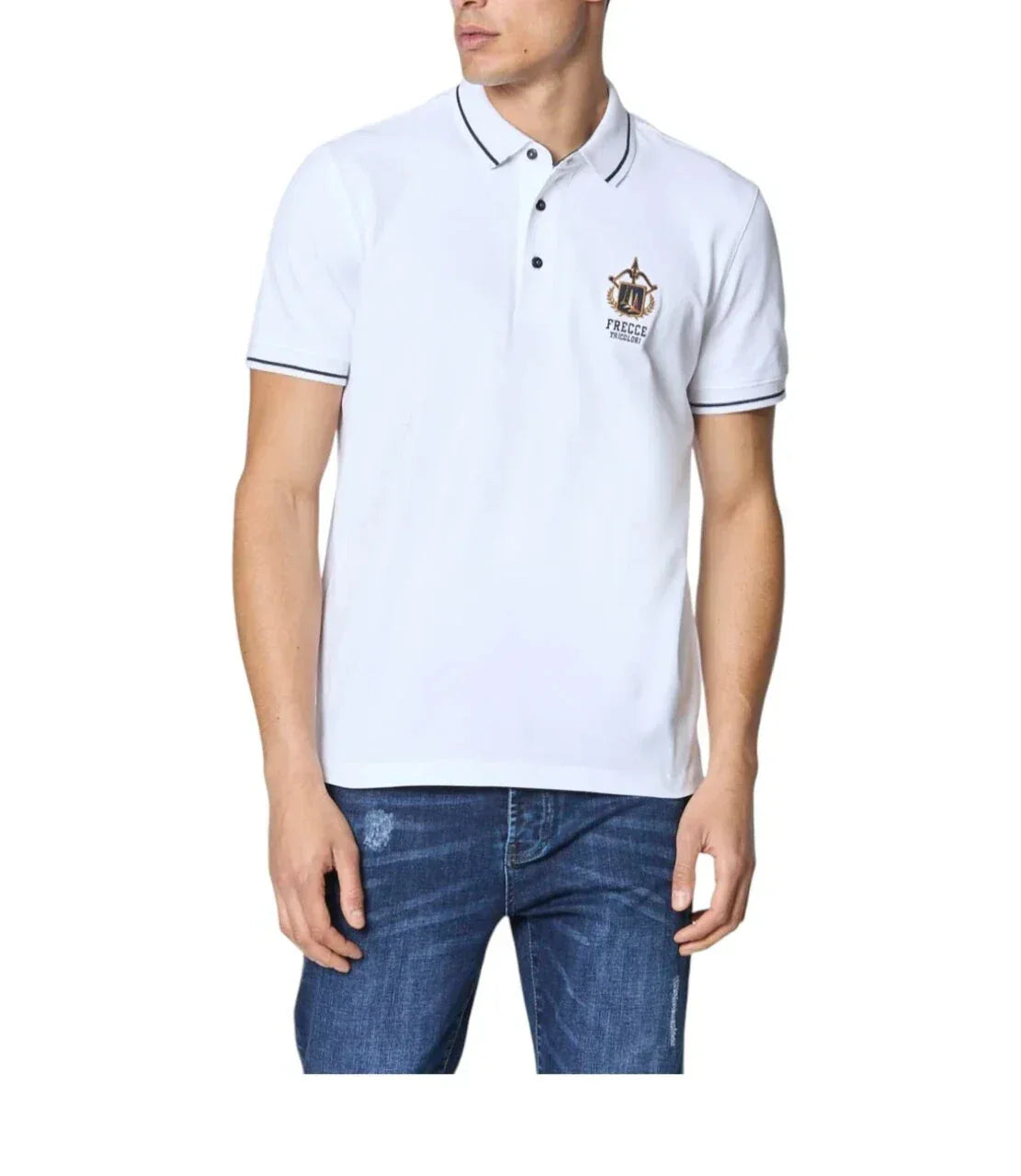 Polo bianca da uomo in cotone con logo ricamato sul petto e dettagli neri, moda casual.