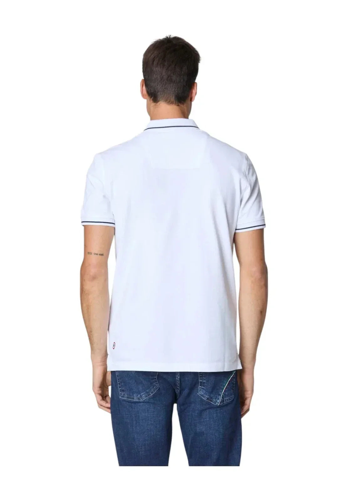 Polo basic uomo bianca a maniche corte in cotone, vista posteriore, abbigliamento casual