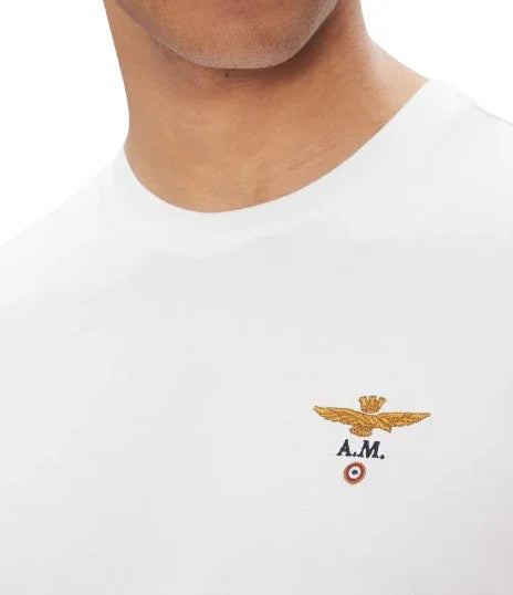 T-shirt bianca uomo con logo dorato A.M. e dettaglio ricamato su petto sinistro