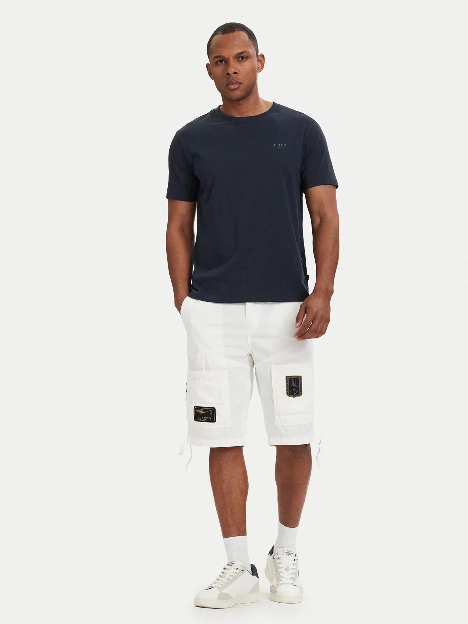 Pantaloncini bianchi uomo con tasche cargo e patch applicate, stile casual estivo