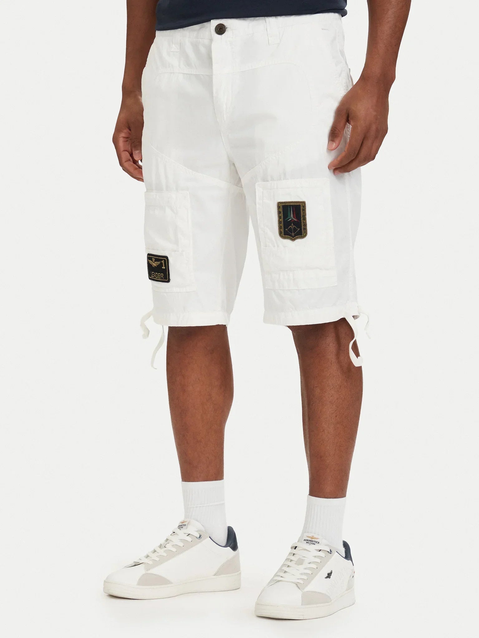 Pantaloncini cargo bianchi uomo con tasche laterali e patch ricamate, vestibilità regular fit