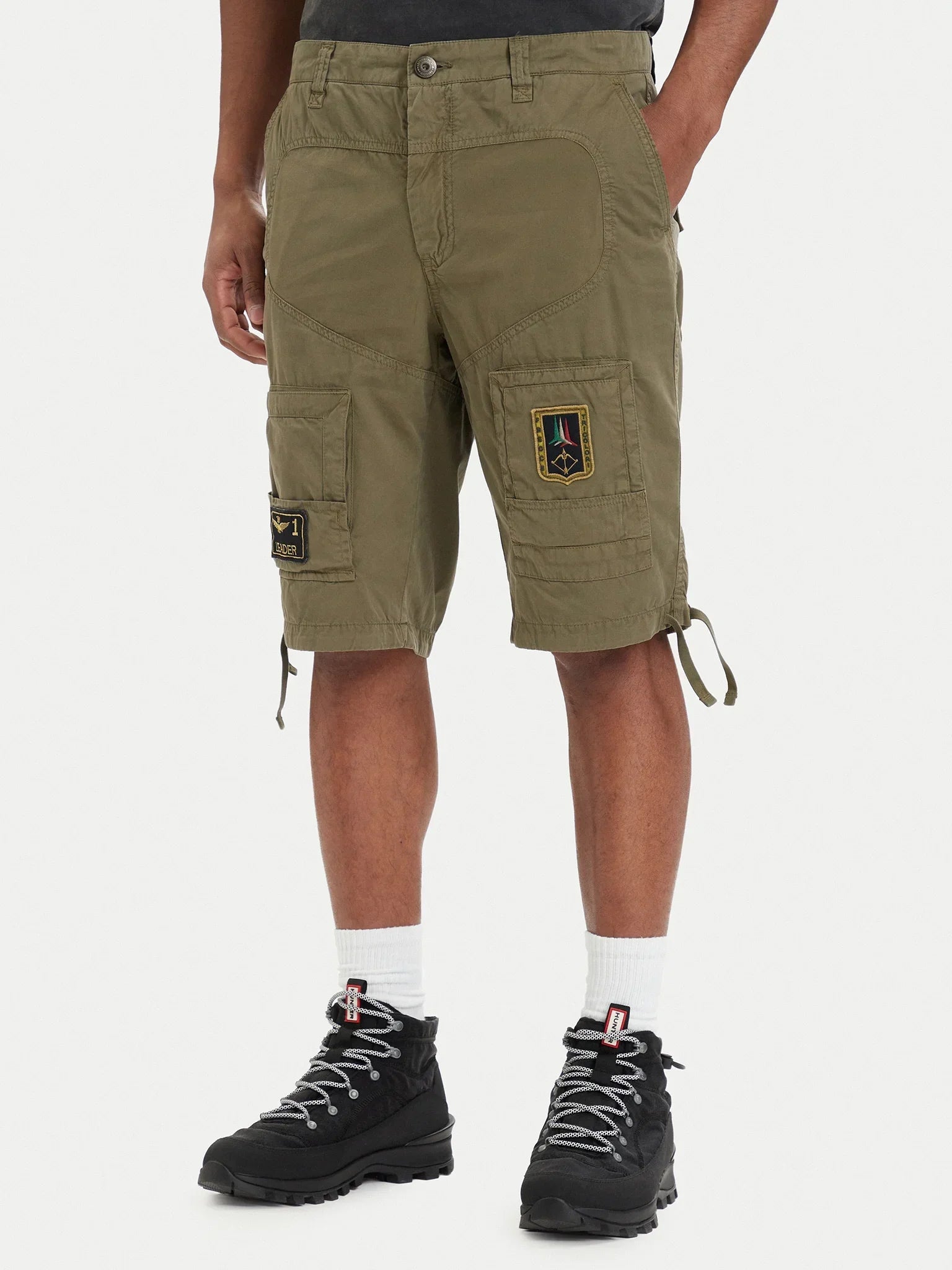Pantaloncini cargo uomo verde con tasche e patch, stile casual, vestibilità regular fit