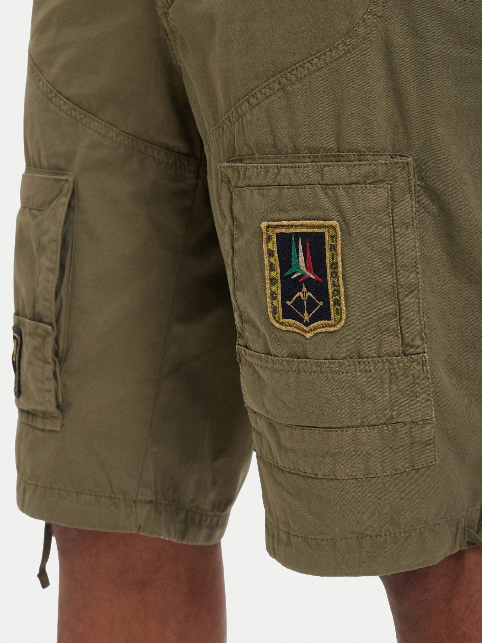 Pantaloncini cargo verde militare da uomo con tasche laterali e patch ricamata