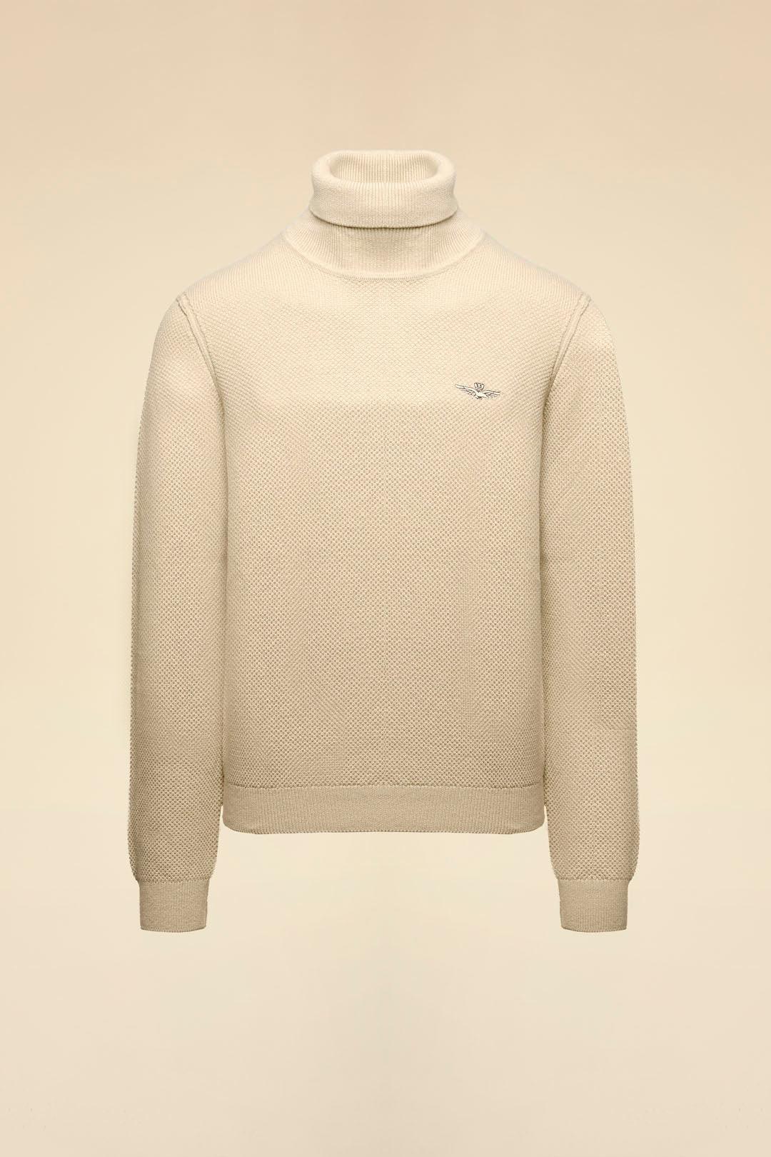 Maglione uomo beige collo alto, tessuto lavorato, logo ricamato sul petto sinistro.