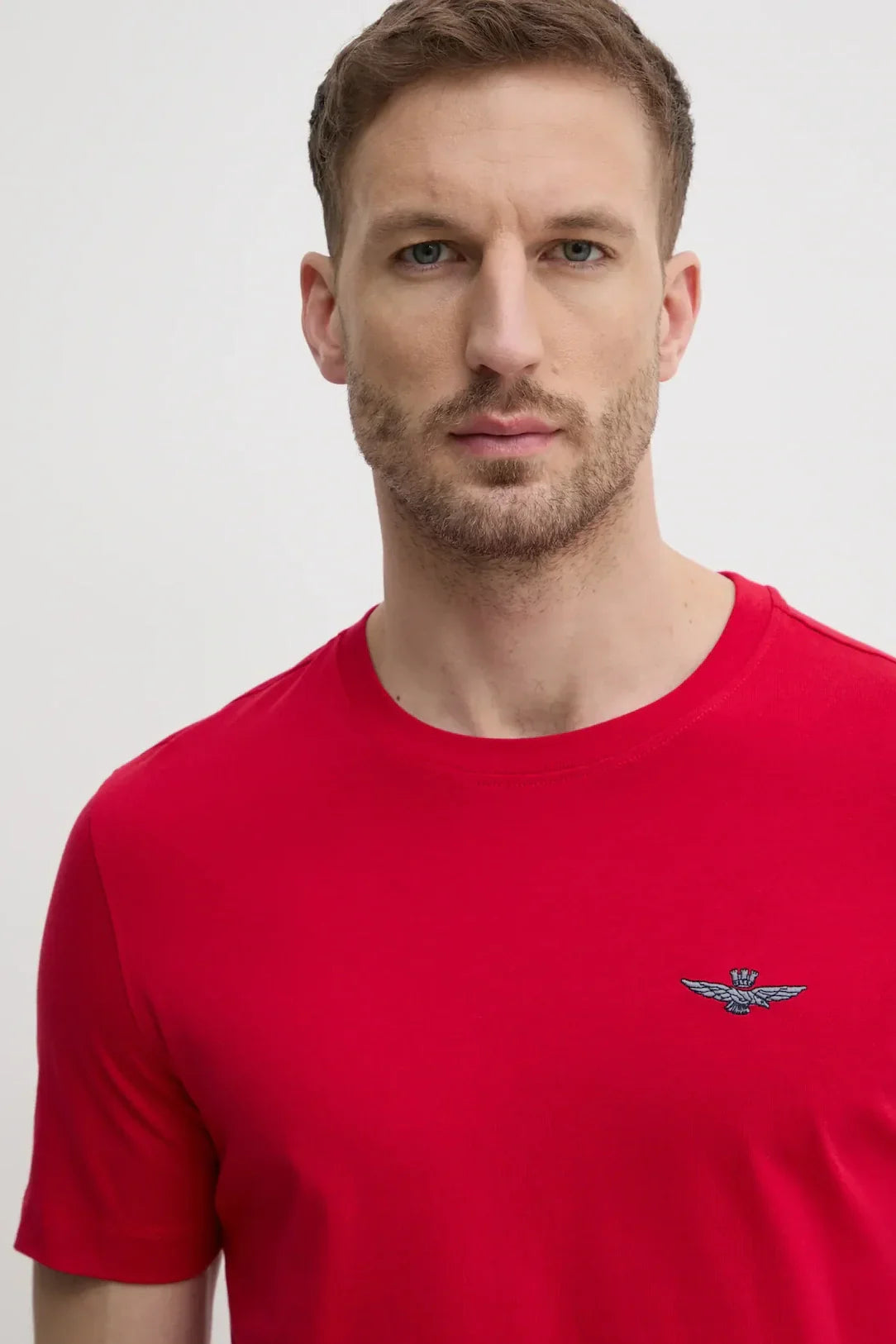 Maglietta uomo rossa basic con logo aquila ricamato sul petto, moda casual estiva.