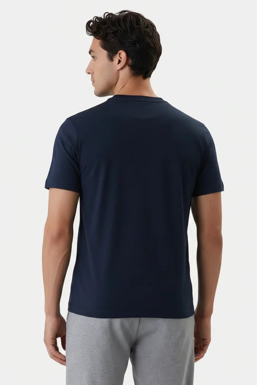 T-shirt uomo blu scuro a maniche corte regular fit, vista posteriore su sfondo neutro