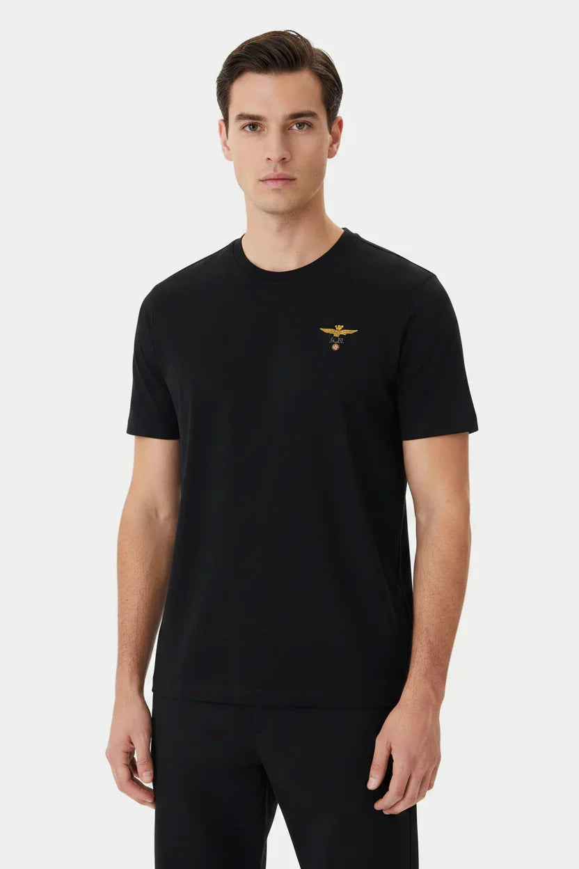 T-shirt nera uomo regular fit con logo militare dorato sul petto, stile casual elegante
