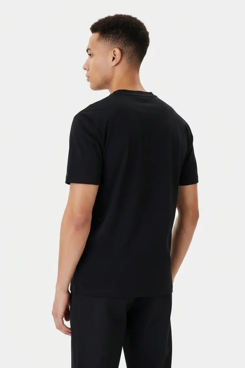 T-shirt nera uomo regular fit a maniche corte, vista posteriore su sfondo neutro