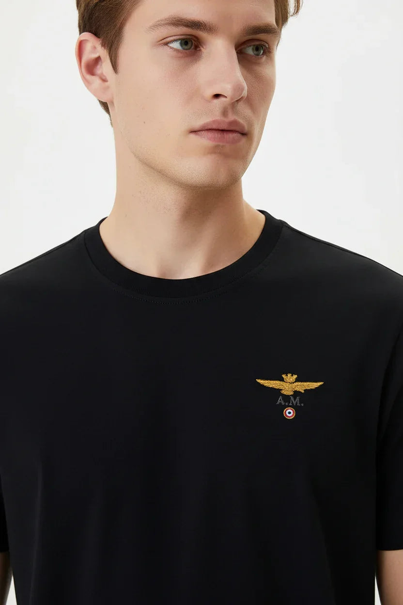 Maglietta nera uomo regular fit con logo ali dorate ricamato sul petto, stile casual