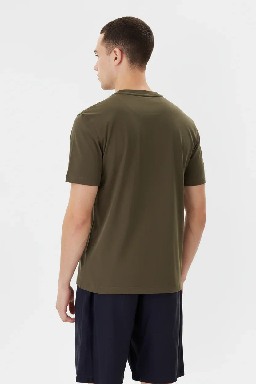 T-shirt verde regular fit uomo, maniche corte, vista posteriore su sfondo neutro