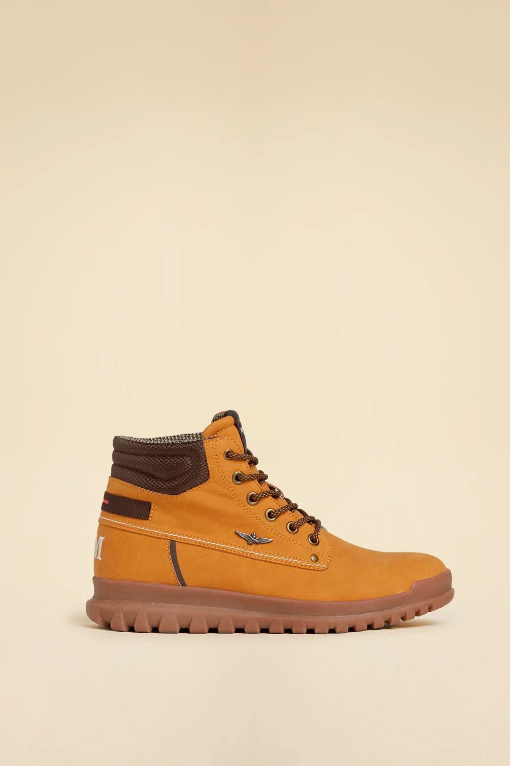 Stivaletto uomo beige con suola carrarmato, dettagli marroni, stile casual