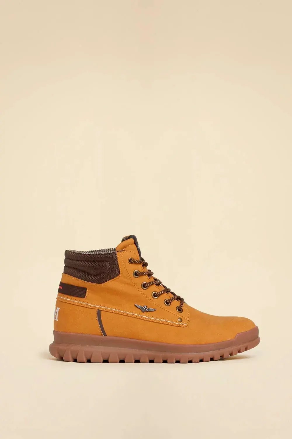 Stivaletto uomo beige con suola carrarmato, dettagli marroni, stile casual