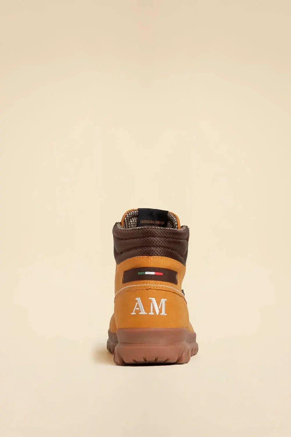 Stivaletto uomo color cuoio con suola marrone e dettagli bandiera italiana, vista posteriore