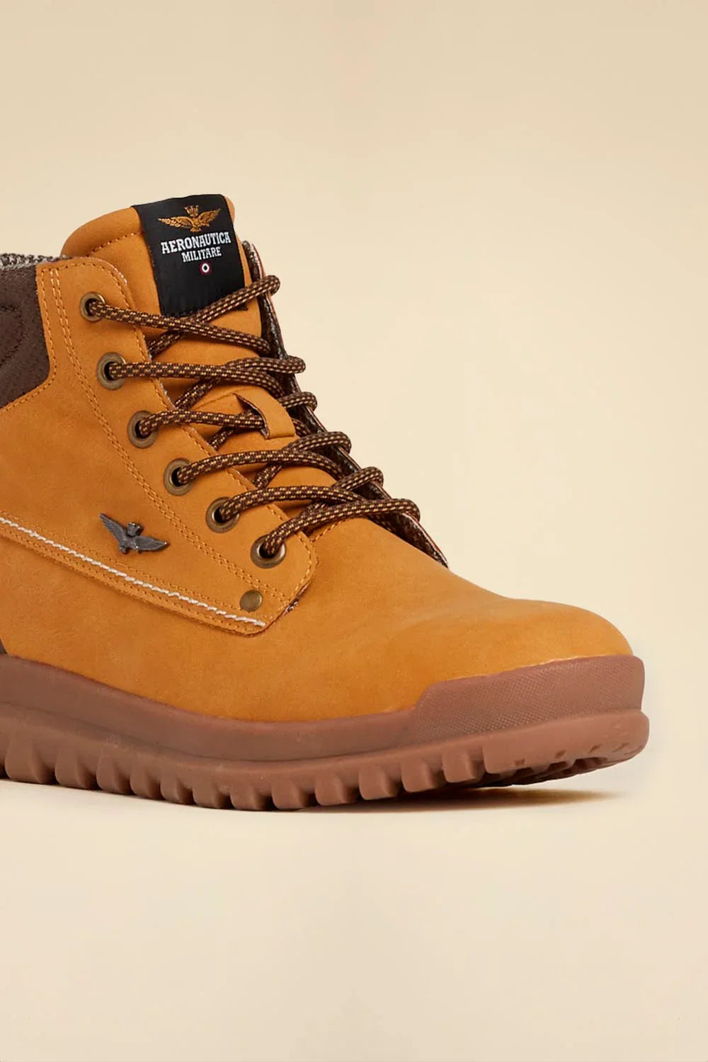 Stivaletto uomo in pelle scamosciata color cuoio con suola robusta e dettagli logo ricamati