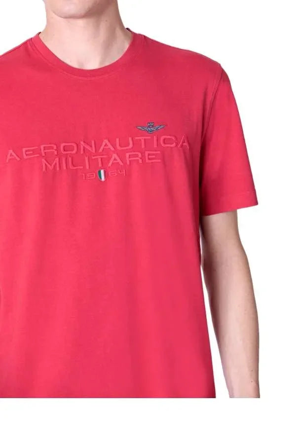 T-shirt uomo rosso con scritta Aeronautica Militare, logo e bandiera italiana sul petto.
